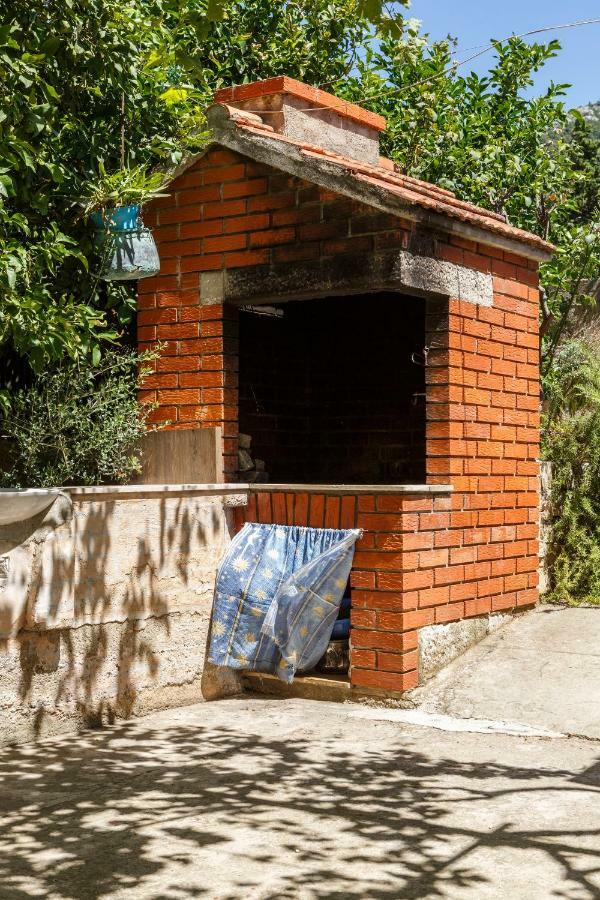 Comeissa Komiža Buitenkant foto